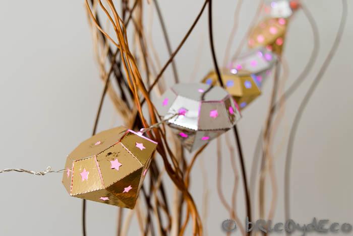 guirnalda luminosa con motivos geométricos