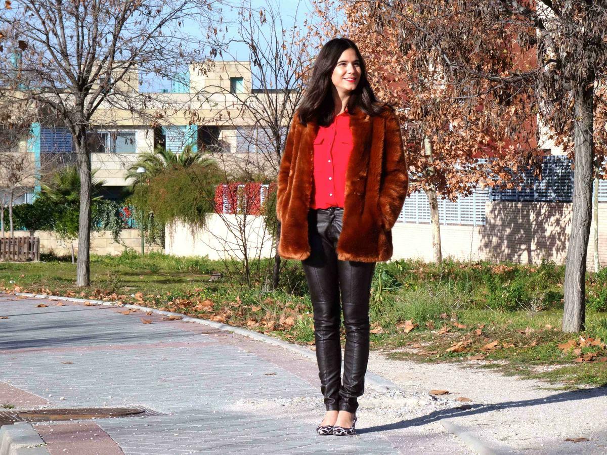 como llevar un abrigo de pelo