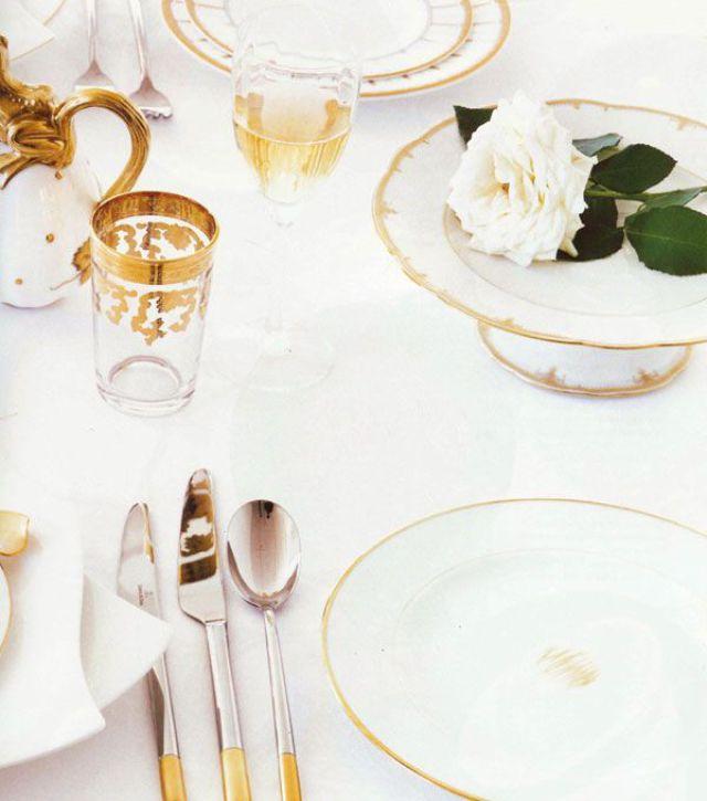 mesa blanco y dorado