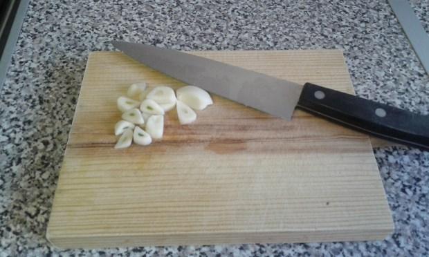 Ajos cortados a láminas
