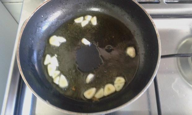 Sofreimos las láminas de ajo