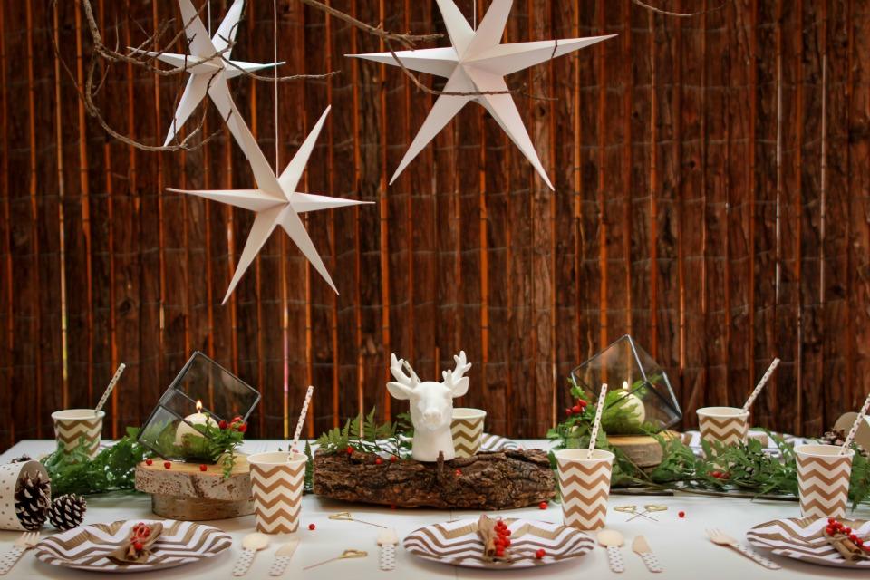 Decoración navideña con vajilla desechable en All Lovely Party
