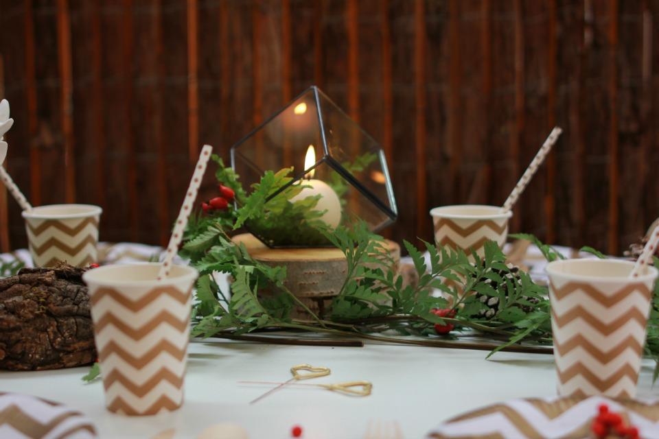 Decoración navideña con vajilla desechable en All Lovely Party