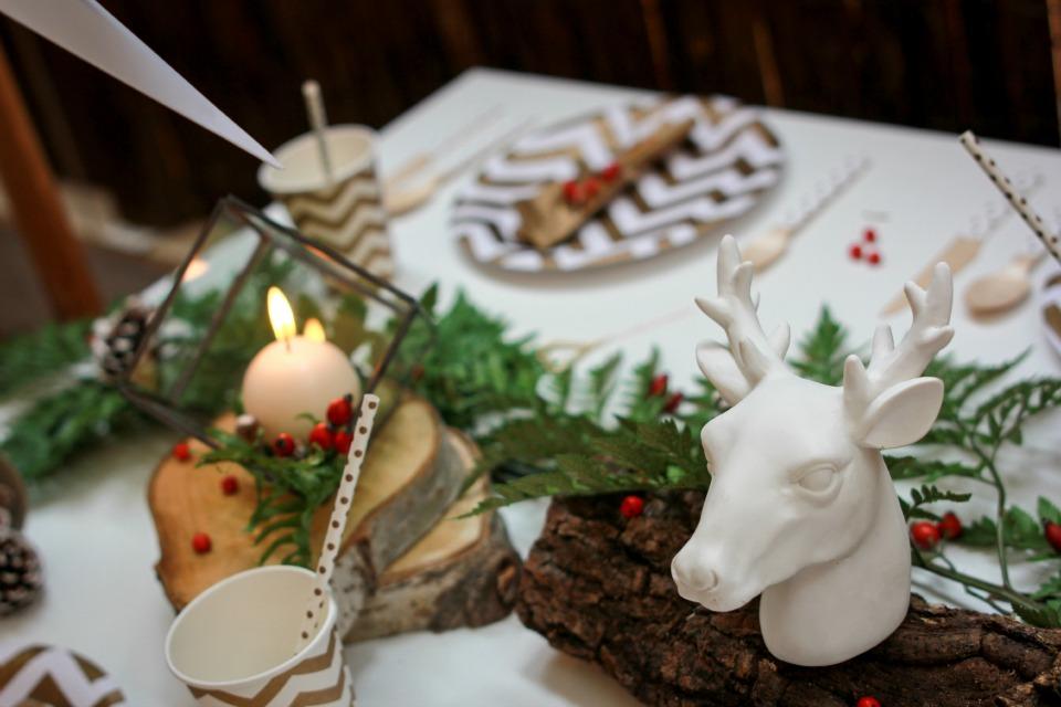 Decoración navideña con vajilla desechable en All Lovely Party