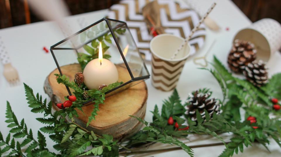 Decoración navideña con vajilla desechable en All Lovely Party