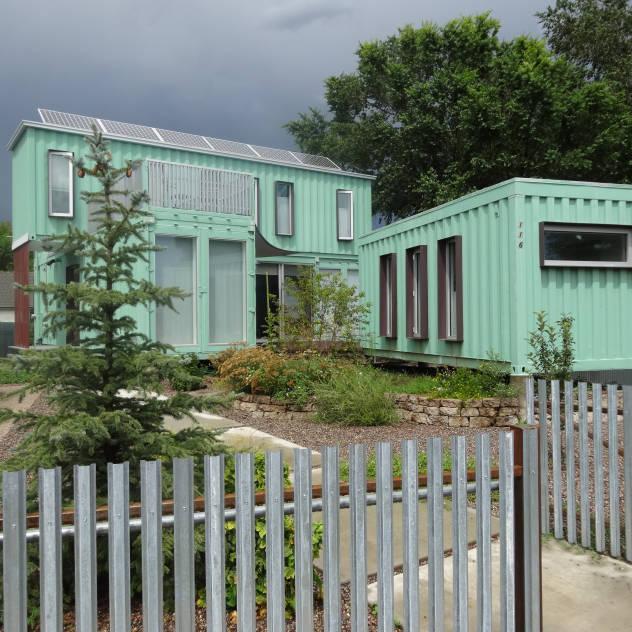 Container home front street view : Casas modernas de Ecosa Institute