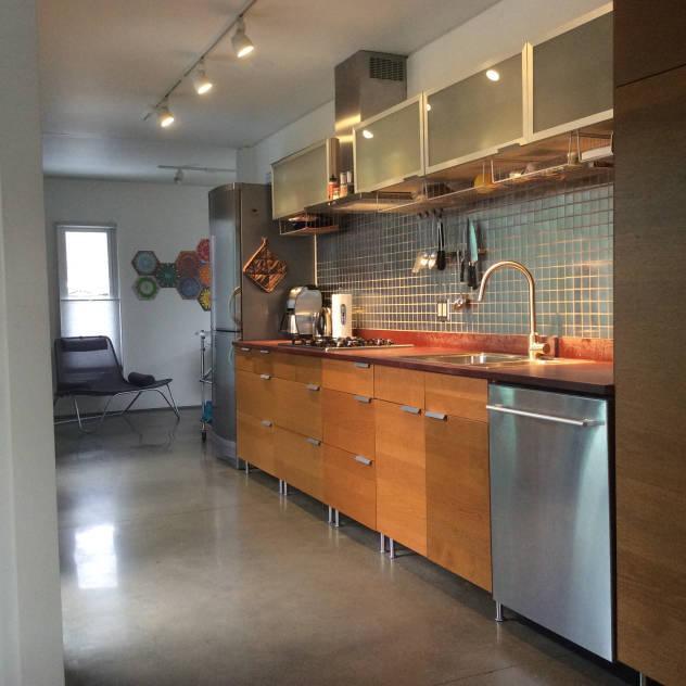 Galley kitchen : Cocinas modernas de Ecosa Institute