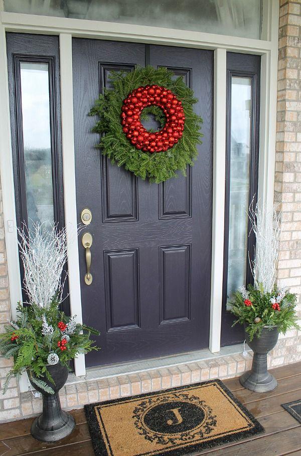 decorar puertas de Navidad corona bolas