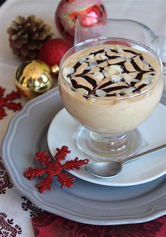 Mousse de turrón sin lactosa con sirope de chocolate