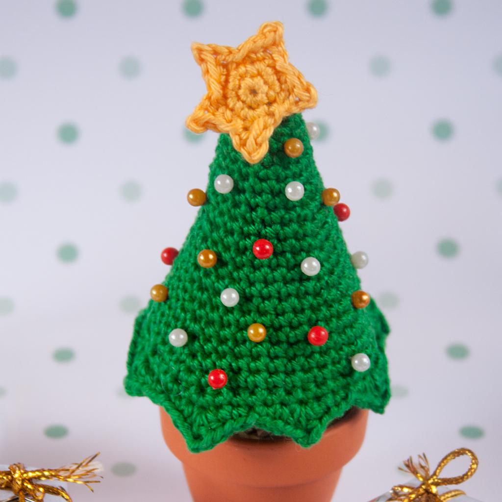 Christmas tree pincushion by "I am a Mess"