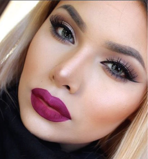 maquillaje-con-labios-color-purpura