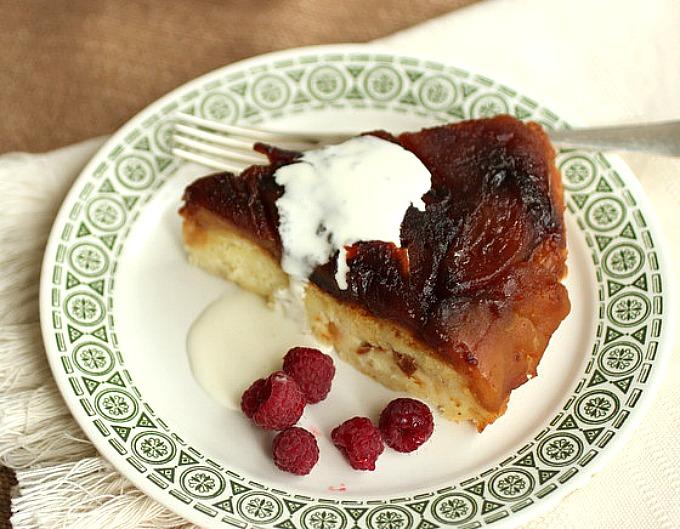 Budín de pan y manzanas caramelizadas
