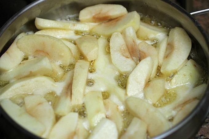 Budín de pan y manzanas caramelizadas