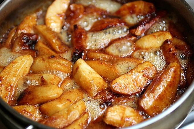 Budín de pan y manzanas caramelizadas