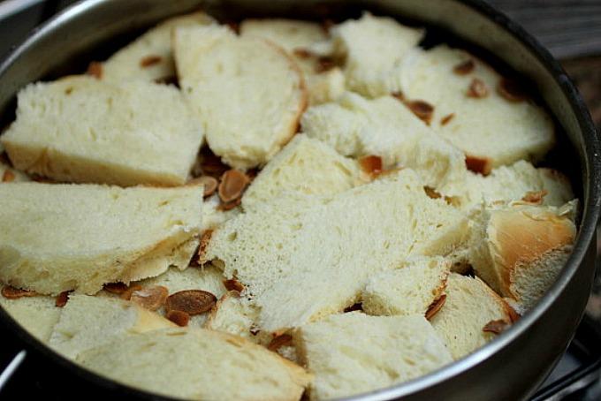 Budín de pan y manzanas caramelizadas