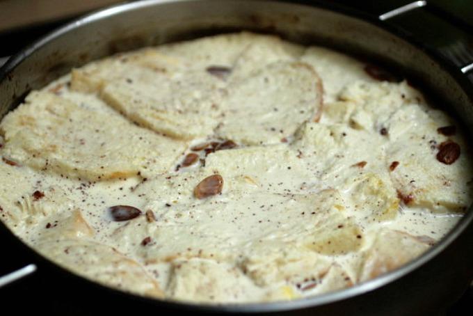 Budín de pan y manzanas caramelizadas