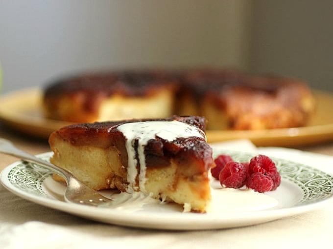 Budín de pan y manzanas caramelizadas