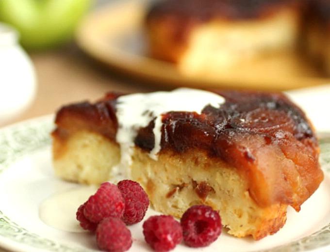 Budín de pan y manzanas caramelizadas