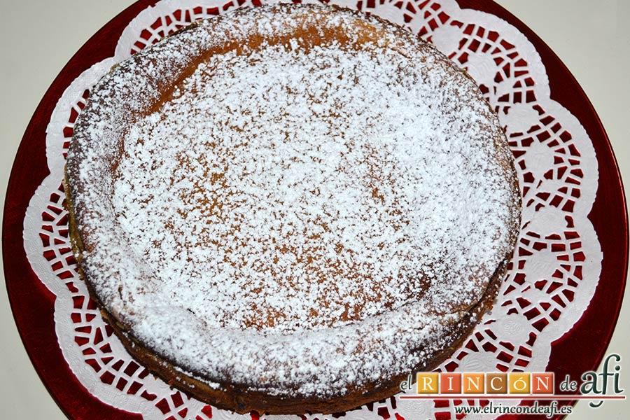 Tarta de brioche y vainilla, decorar con azúcar glass y con el chocolate usando una manga pastelera