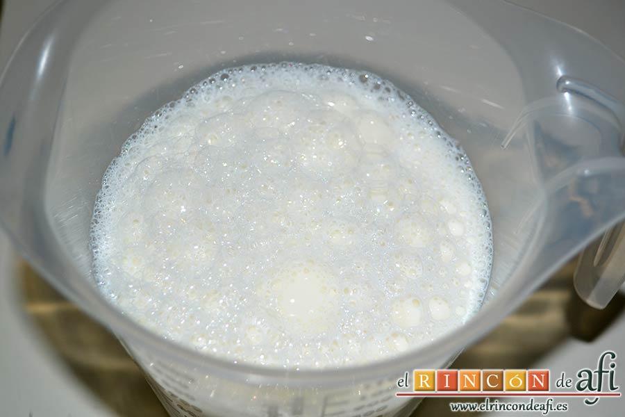 Tarta de brioche y vainilla, medir la leche