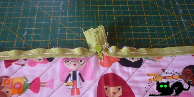 Fíjate como colocamos el extremo de la cremallera