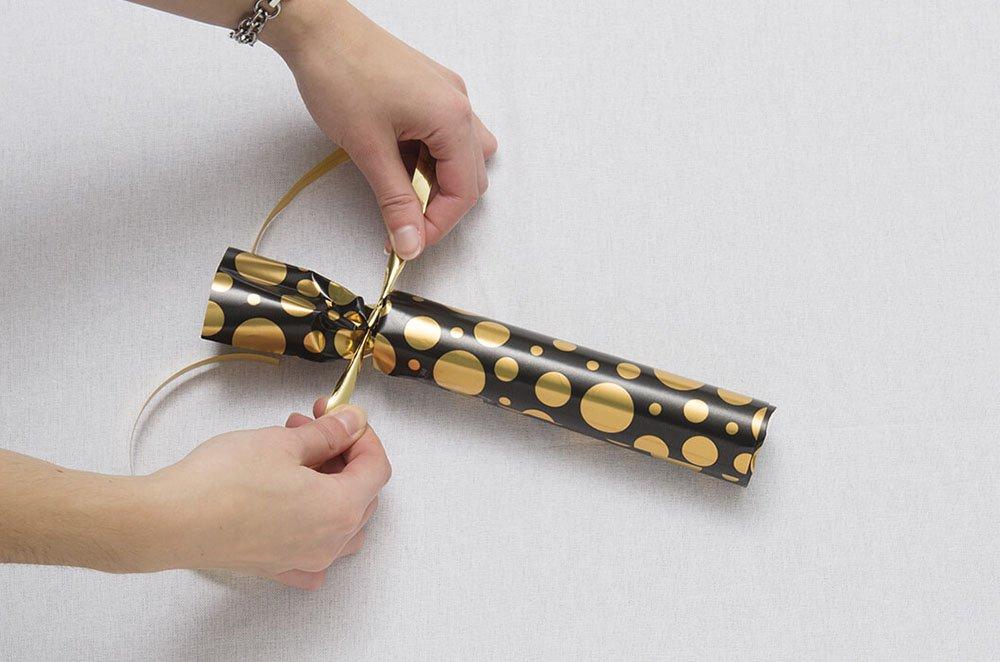 detalles de navidad atando cinta