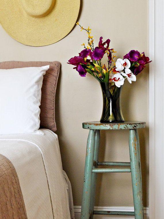 Taburete reutilizado como mesita de noche 2