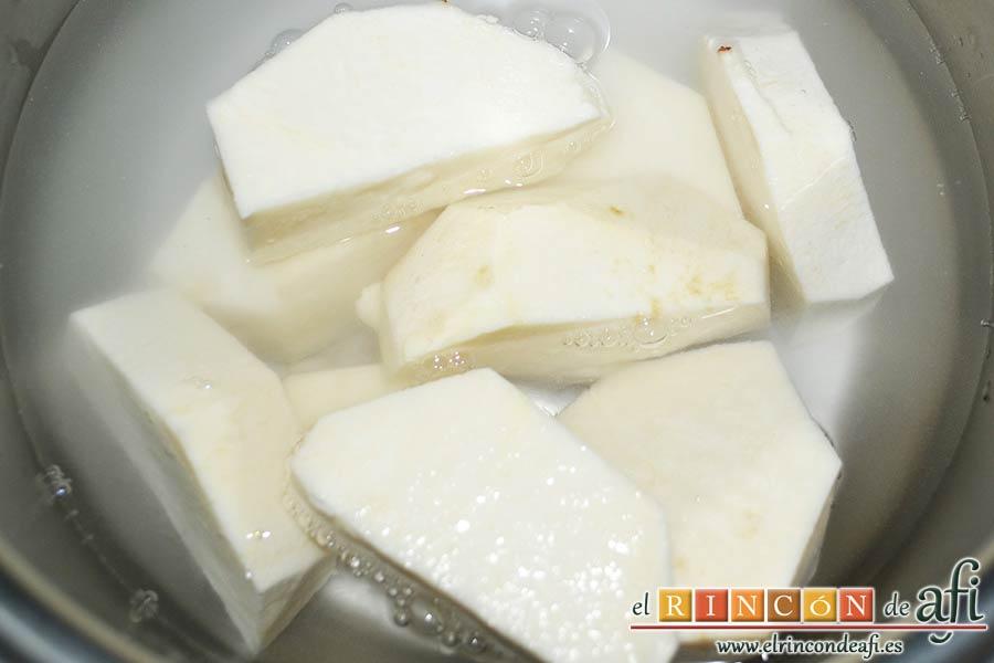 Erizos de panellets, trocear y pelar una batata pequeña, ponerla a sancochar con un poco de sal