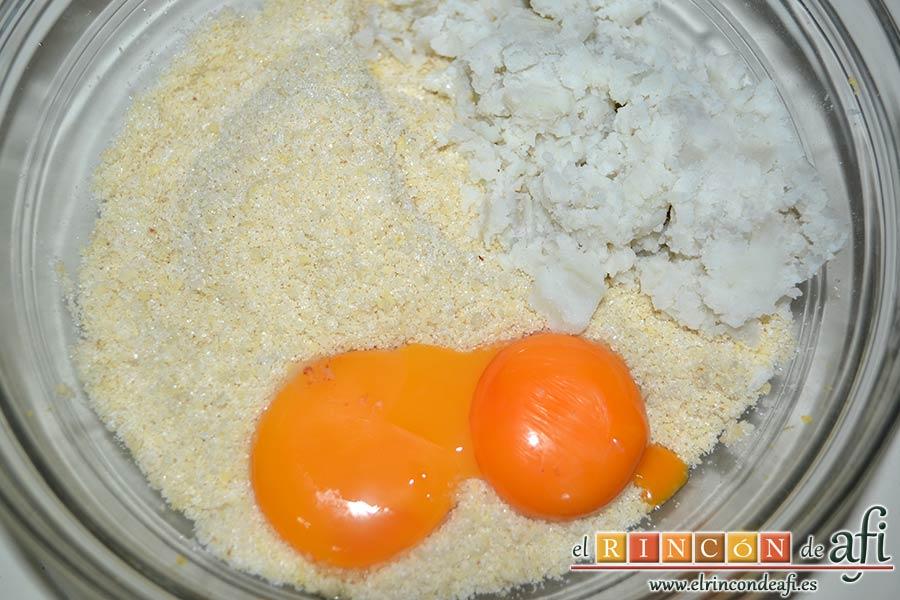 Erizos de panellets, añadir 125 gramos de batata machacada con un tenedor y las dos yemas de huevo