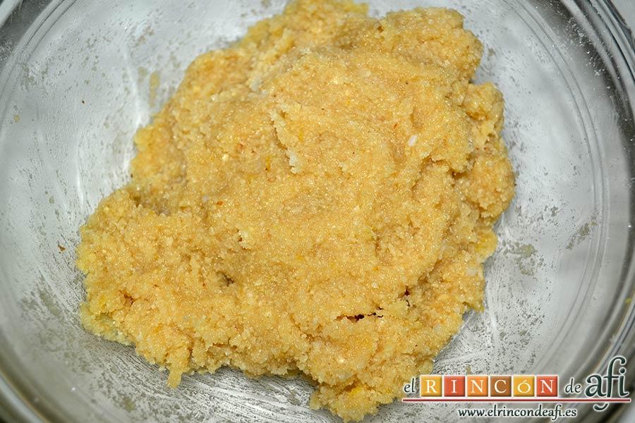 Erizos de panellets, mezclar bien con las manos