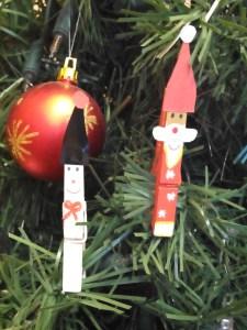 crea dornos navideños hechos con pinzas de la ropa