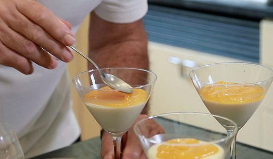 Panacota de Vainilla con Coulis de Mango45