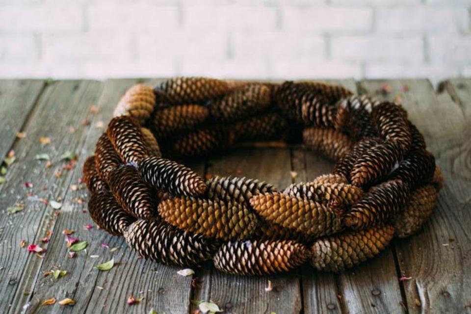 Crea tu propia corona de piñas con este tutorial de All Lovely Party