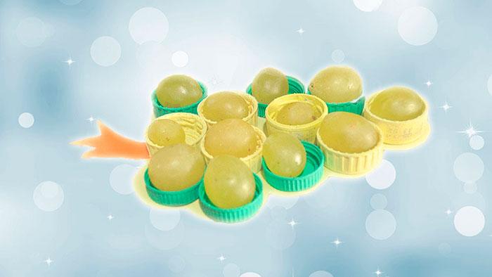 bandeja de uvas reciclando tapones de plástico