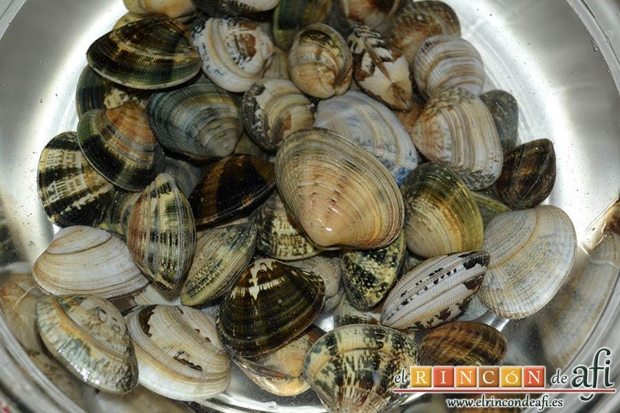 Sopa de almejas, poner las almejas en agua fría con sal