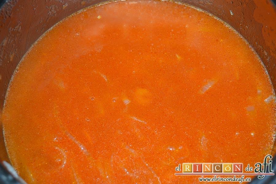 Sopa de almejas, añade el caldo de las almejas y el resto de agua, hasta hacer 1 litro