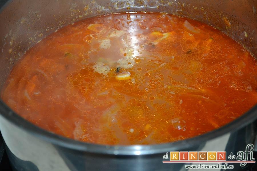 Sopa de almejas, cuando empiece a hervir dejamos 10 minutos a fuego moderado y añadimos al final las almejas sin las conchas