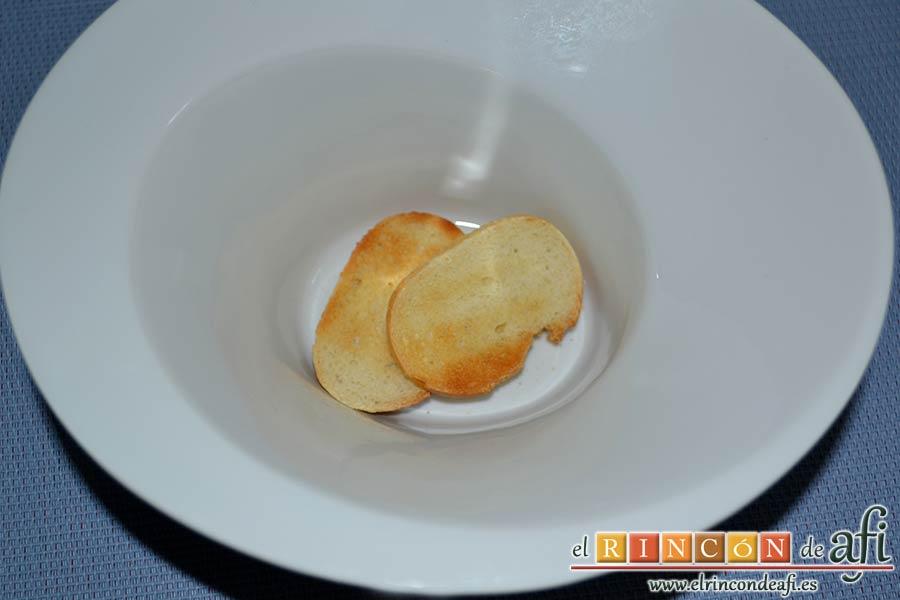 Sopa de almejas, poner rebajadas de pan tostado en el fondo del plato y verter sobre el pan la sopa para servir