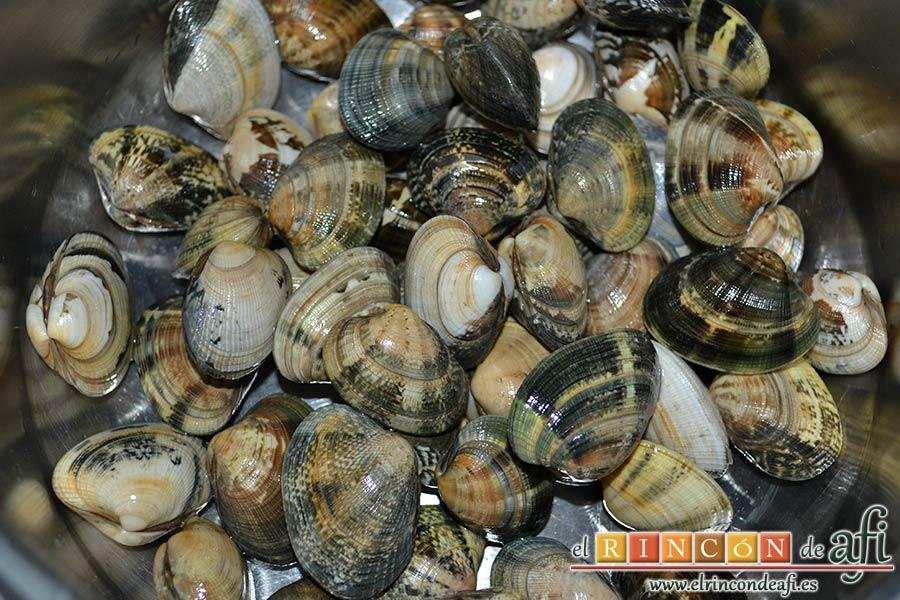 Sopa de almejas, escurrirlas y pasarlas a un caldero caliente, tapar para que se abran