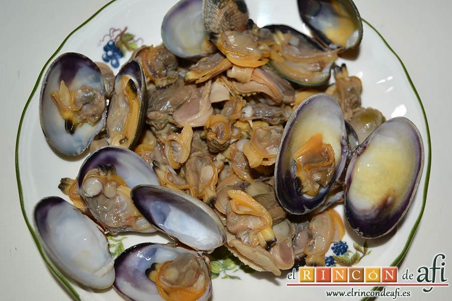 Sopa de almejas, colarlas y reservar tanto las almejas abiertas como el jugo que soltaron