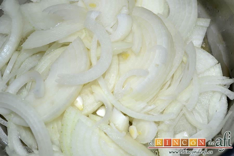 Sopa de almejas, añadir la cebolla cortada en juliana