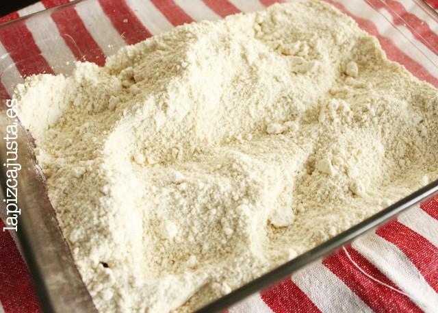 tostar harina para hacer el polvorón de almendra