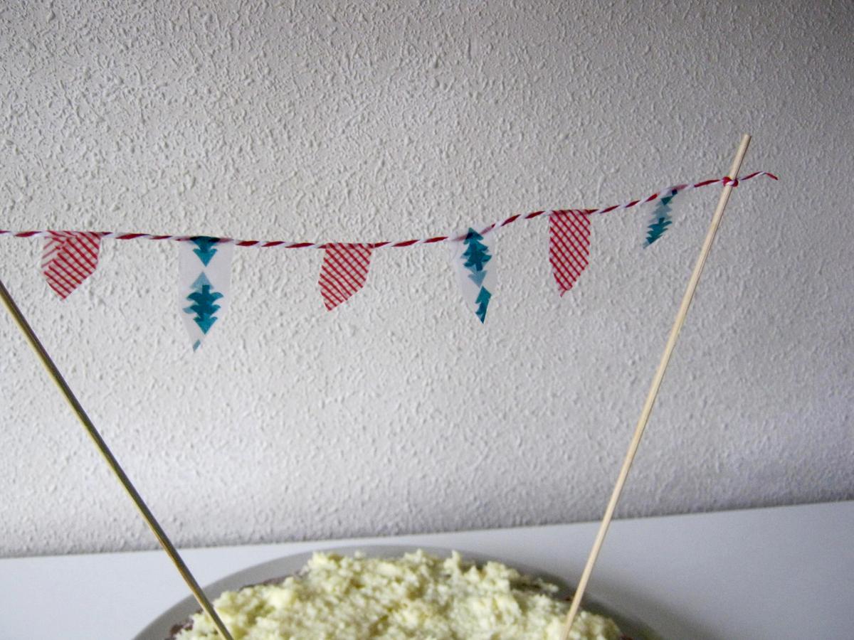 tarta con banderines