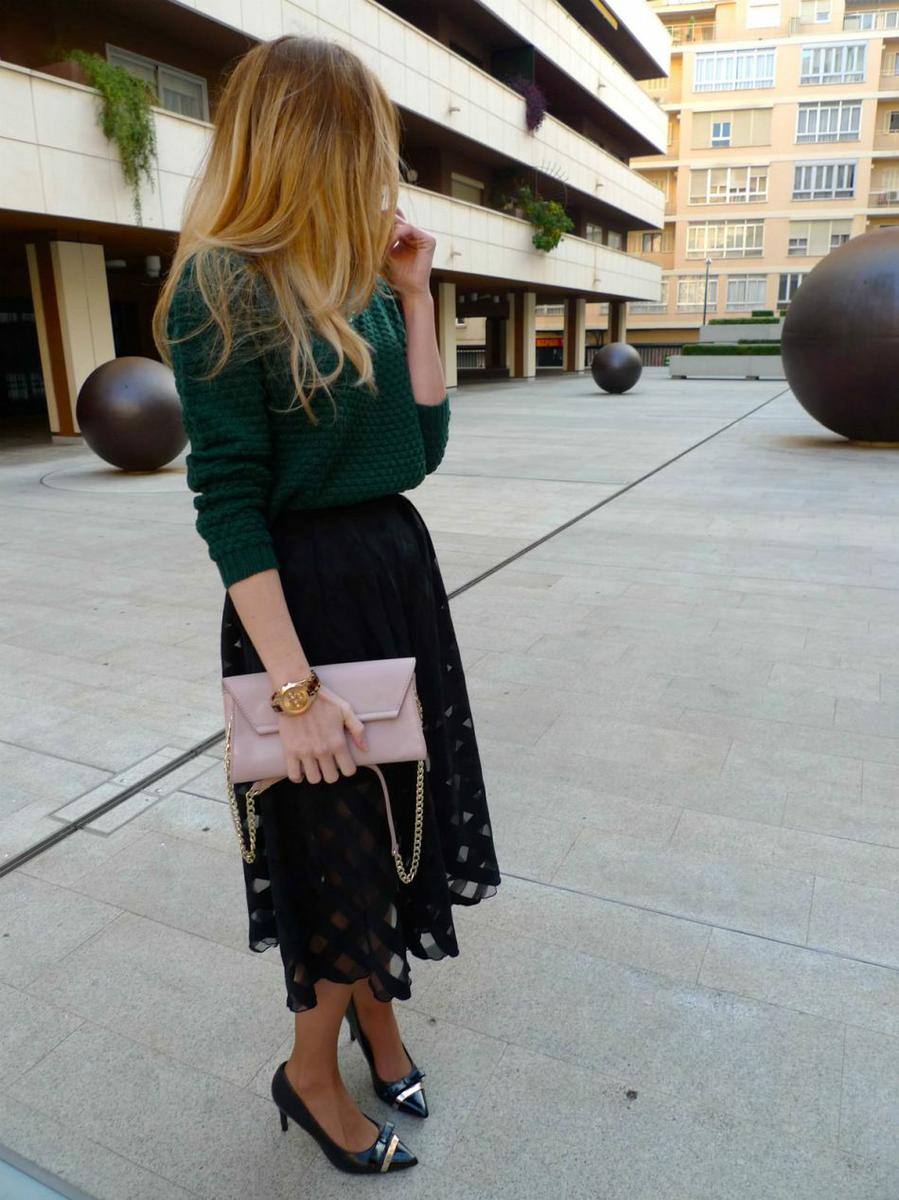 falda midi y jersey verde botella 4