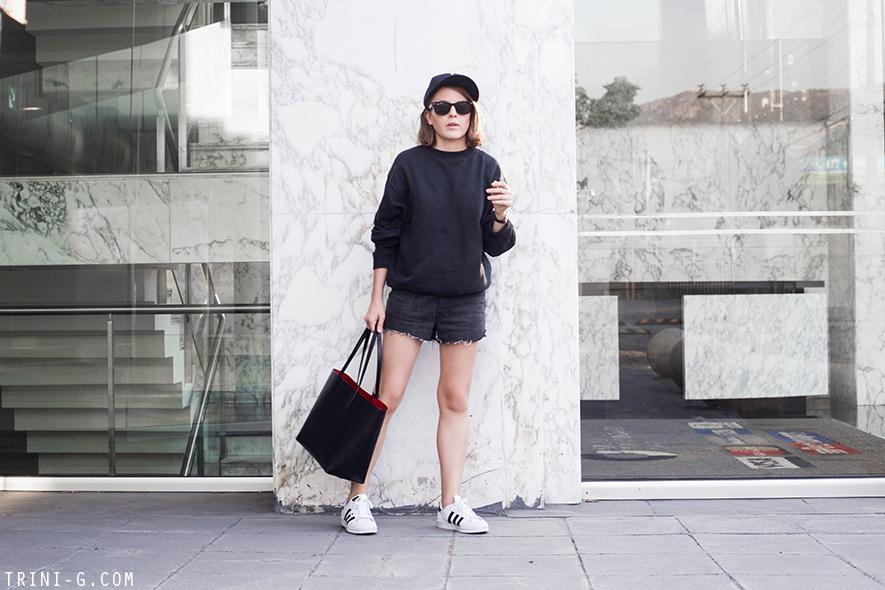 Trini |Gap sweatshirt Levis vintage shorts Adidas Superstar sneakers