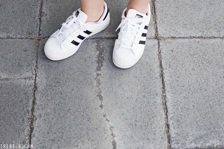 Trini |Gap sweatshirt Levis vintage shorts Adidas Superstar sneakers