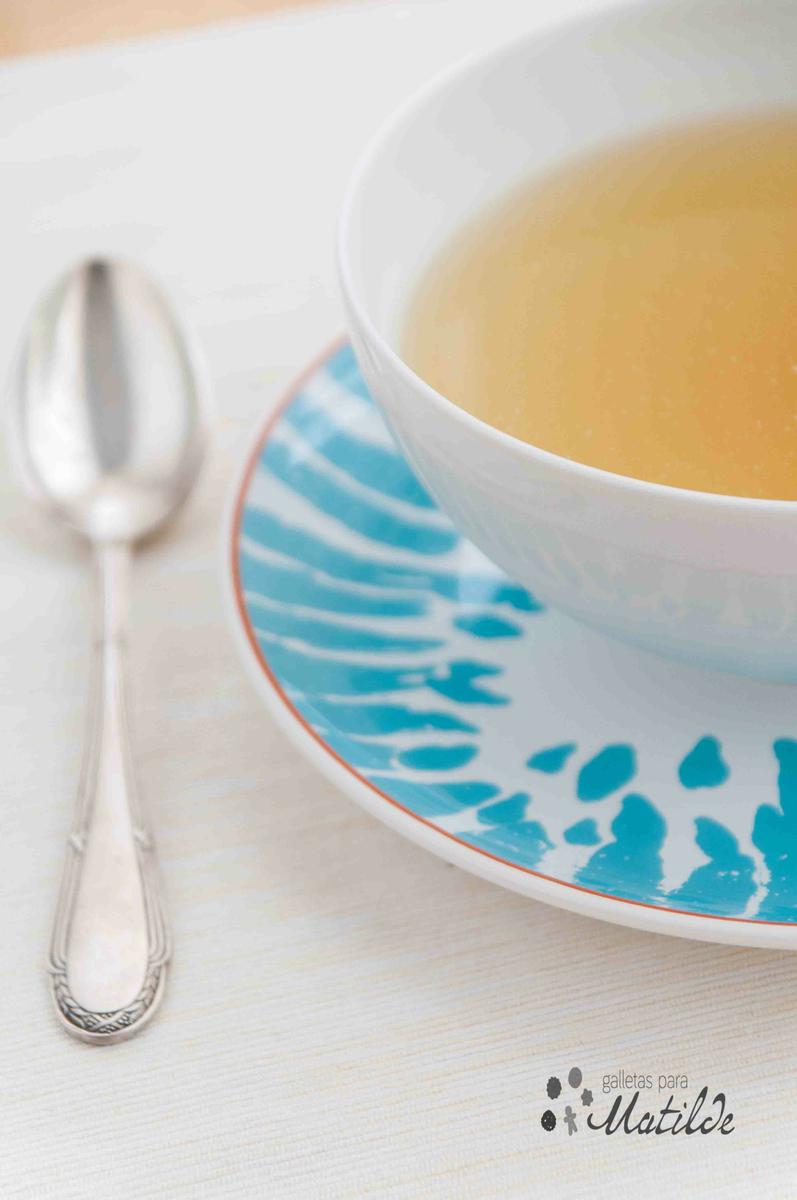 Caldo de pollo casero