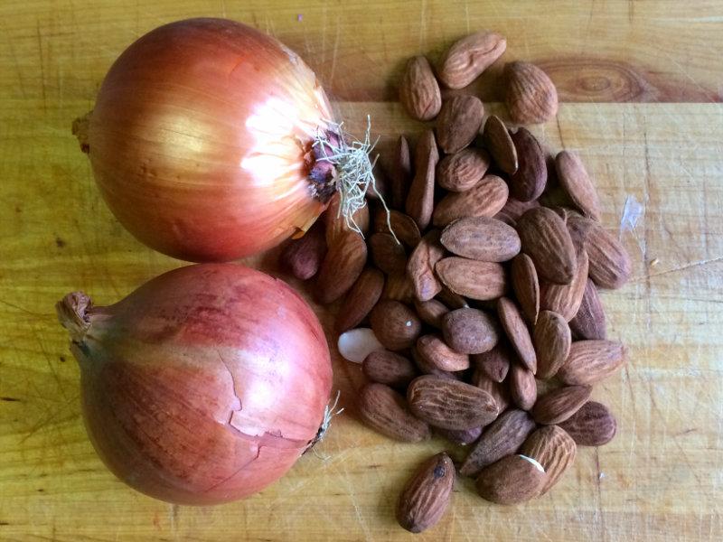 cebolla y almendras