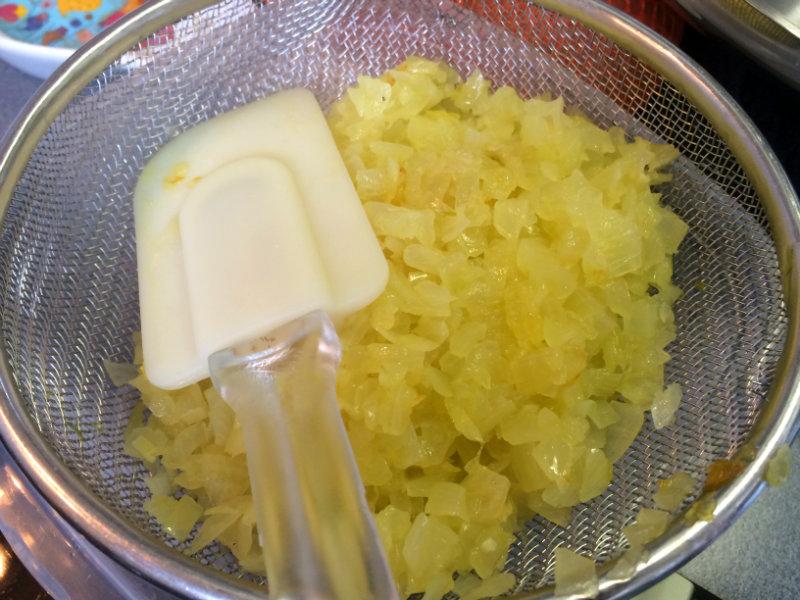 cebolla pochada colando