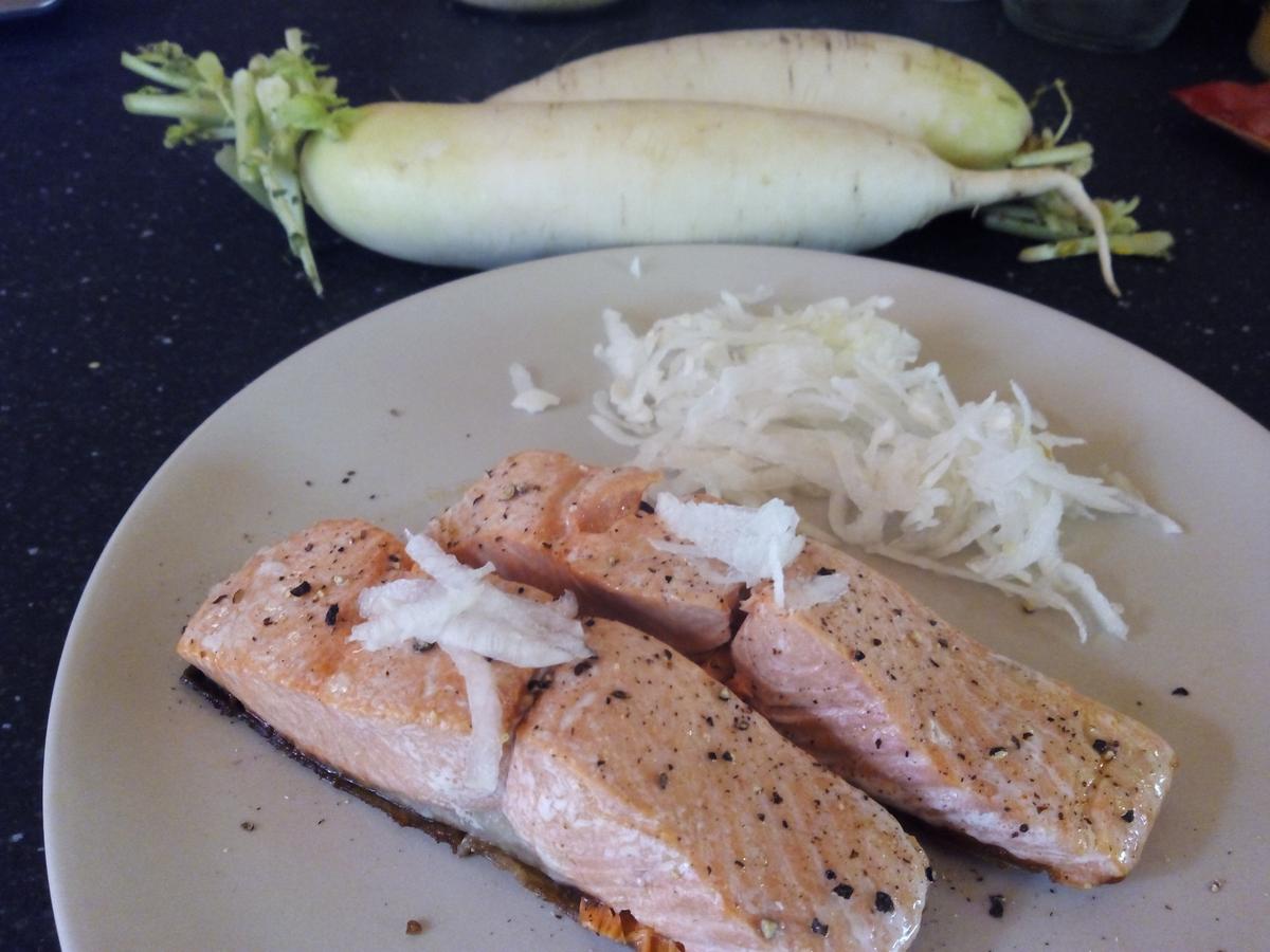 Salmon con daikon